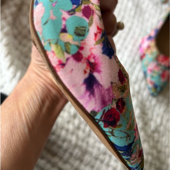 Vince Camuto size 8 floral fabric high heels. 4 inch/closed toe. Beautiful shoes - Picture 4 of 13